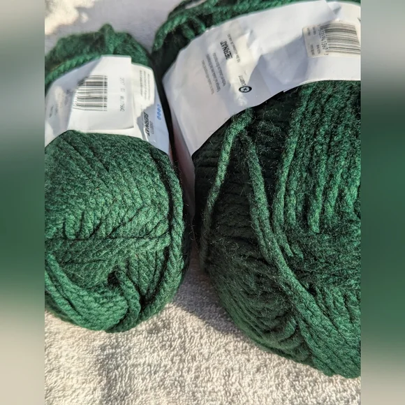 Bernat Softee Chunky Yarn in Dark Green, 4 Skiens Same Lot+ 1 Large Skien, Lot 1 - Picture 11 of 12
